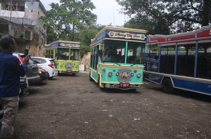 MENGASPAL: Dua bus baru Macito segera berangkat mengantar penumpang dari pool Jalan Majapahit untuk keliling Kota Malang, kemarin (23/2). (SUHARTO/RADAR MALANG)