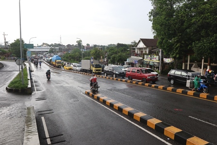 LINGKAR TIMUR: Arus lalu lintas di Jalan Mayjen Sungkono padat merayap. Akses menuju Bululawang, Kabupaten Malang diusulkan menjadi jalan provinsi.