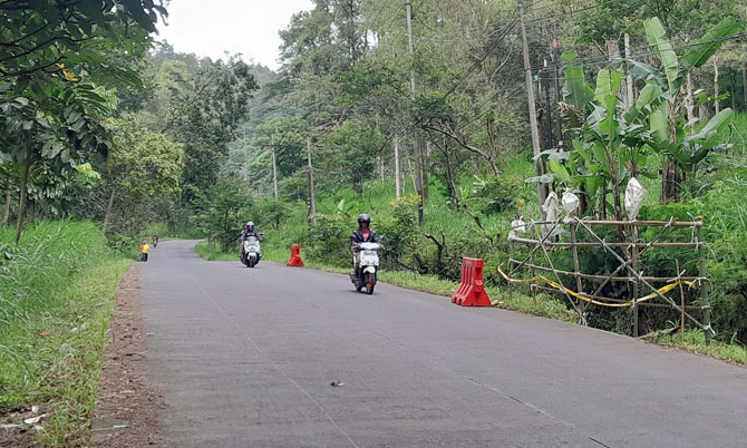 BAHAYA : Jalur tembusan Kota Batu dan Kabupaten Malang, jurang Klemuk acapkali membahayakan pengendara. (Afifah/Radar Malang)