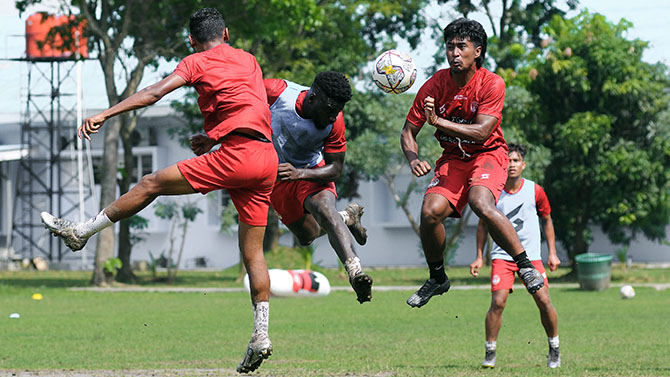 WAJIB KERJA KERAS: Bayu Aji (kanan) ambil bagian dalam sesi game internal di Boyolali, beberapa waktu lalu. Dia merupakan satu dari enam penggawa baru yang didatangkan Arema FC di bursa transfer paro musim. (Media Officer Arema FC For Radar Malang)