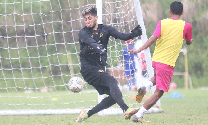PILAR : Kiper Arema FC Adilson Maringa berupaya menghalau bola dalam latihan. (Suharto/Radar Malang)