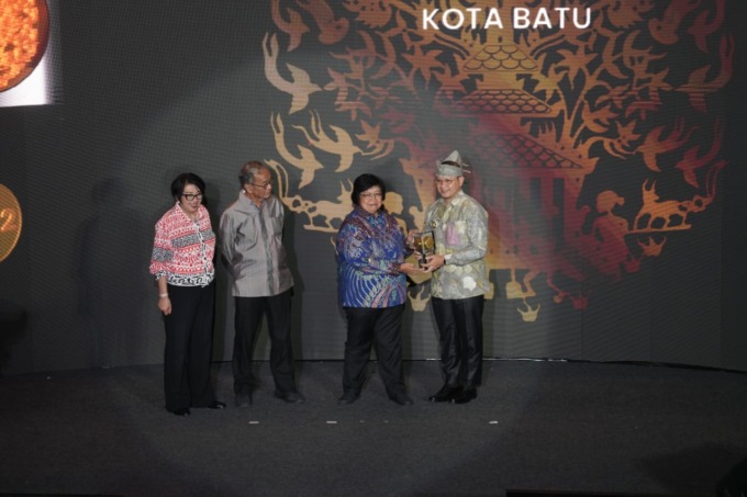 PRESTASI: Menteri KLHK menyerahkan piala Adipura kepada Pj Wali Kota Batu, Selasa (28/2).