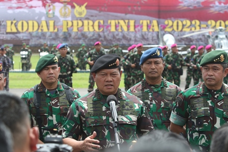 Panglima TNI Yudo Margono usai memimpin upacara alih kodal PPRC dari Divif 2 Kostrad ke Divif 1 Kostrad di Lanud Abd. Saleh (foto Suharto/Radar Malang)