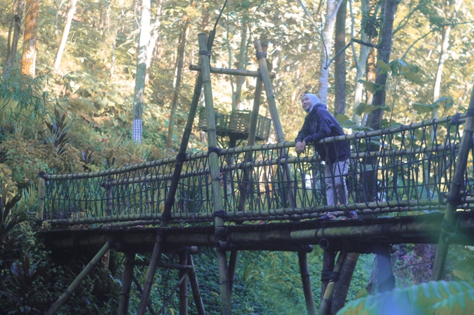 JEMBATAN : Jalur penyeberangan di dalam Coban Jahe, Kecamatan Jabung Kabupaten Malang (Ilsa)