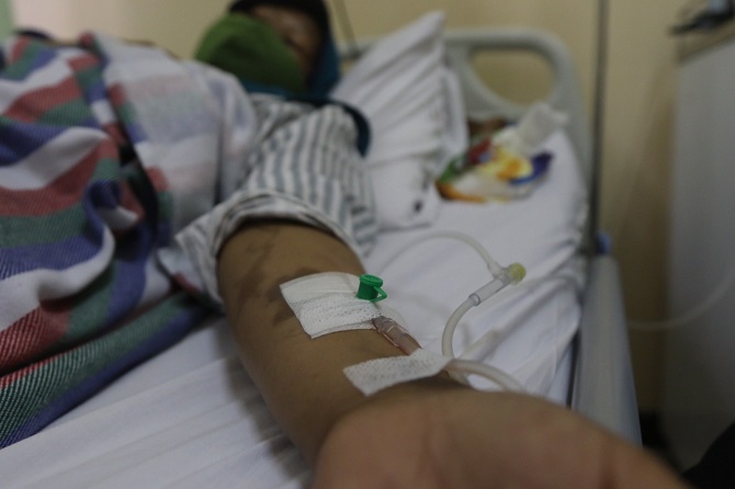 PASIEN : Penderita kanker payudara sedang menjalani kemoterapi di RSSA Malang. (Darmono/Radar Malang)