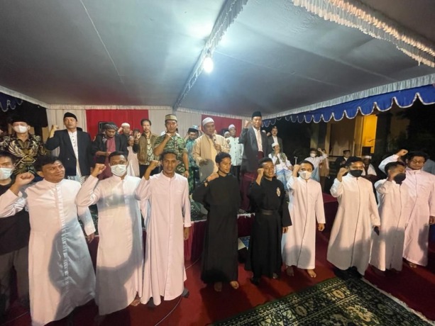 LINTAS AGAMA: Para frater saat menyanyikan lagu Yalal Waton di pengajian dan istighosah di Pondok Pesantren Az Zainy, Tumpang, Kabupaten Malang. (MARDI SAMPURNO/RADAR MALANG)