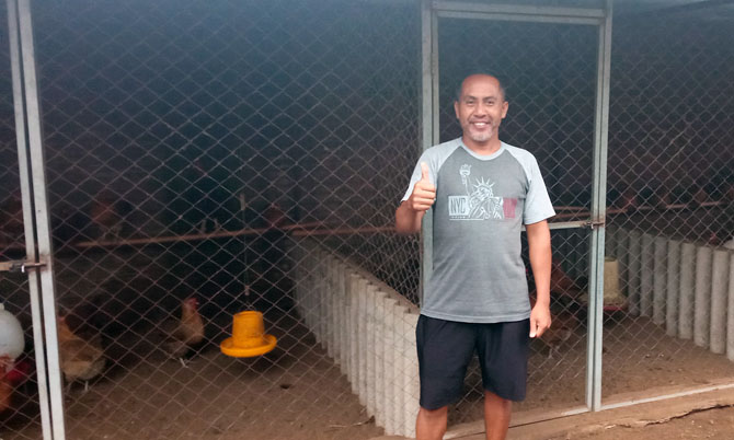 KANDANG : Agus Prayudi di sela-sela meninjau lokasi peternakan ayam kampungnya, di Kelurahan Tlogomas, Kecamatan Lowokwaru, (7/2). (Moh. Rizal / Radar Malang)