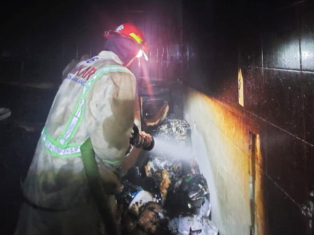 PADAMKAN : Petugas Damkar Kabupaten Malang menyemprot ruangan terbakar di kantor ekspedisi Jalan Kapi Sraba Raya Desa Mangliawan Pakis. (Damkar for Radar Malang)