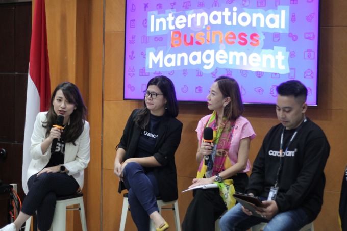 UNGGUL : Rektor Institut Asia Risa Santoso memberikan sambutan saat launching Internasional Bussiness Management, Kamis (16/2)