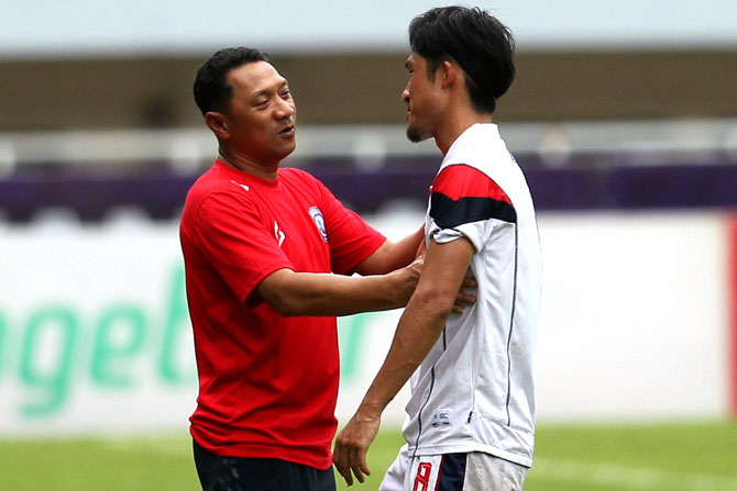 KENA AKUMULASI: Renshi Yamaguchi (kanan) mendapat suntikan motivasi dari Pelatih Caretaker Arema FC I Putu Gede di sela-sela laga kontra Rans Nusantara, Rabu lalu (8/2).(Haritsah Almudatsir / Jawa Pos)