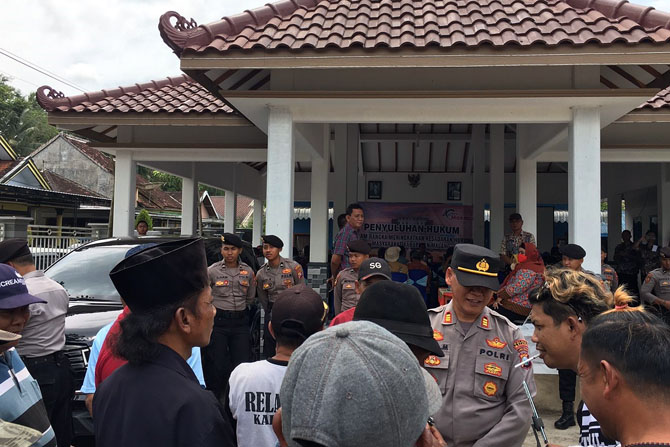 DIJAGA : Balai Desa Kaliasri, Kecamatan Kalipare, Kabupaten Malang dijaga polisi karena demonstrasi warga meminta Kades Kaliasri mencalonkan diri lagi dalam Pilkades. (Mardi Sampurno/Radar Malang)