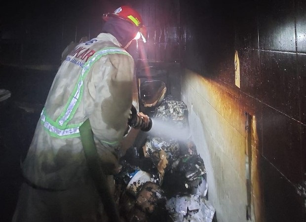 LANGSUNG PADAM: Petugas memadamkan api di kantor ekspedisi di Desa Mangliawan, Kecamatan Pakis, Kabupaten Malang. (Damkar Kabupaten Malang for Radar Malang)