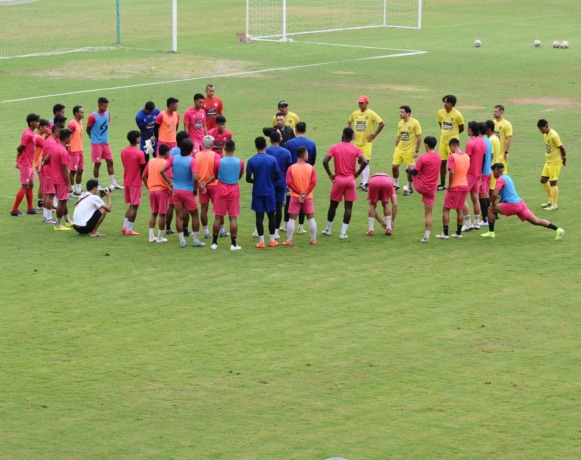 MOTIVASI TINGGI: Skuad Singo Edan menjalani persiapan terakhir di Jakarta, kemarin (3/1/2023). Mereka bakal menghadapi salah satu tim kuat, PSM Makassar. (Media Officer Arema FC For Radar Malang)