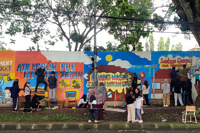 MURAL : Siswa reguler dan istimewa SMPN 10 Malang aksi mural di dinding sekolah Jalan Mayjen Sungkono Kota Malang. (SMPN 10 Malang for Radar Malang)