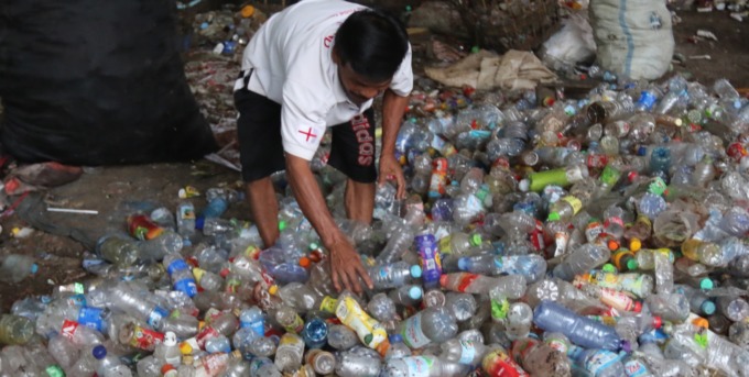PILAH SAMPAH: Petugas Bank Sampah Malang memilah sampah plastik untuk didaur ulang kemarin (31/1). Per hari, petugas menerima sampah sebanyak 2 ton. (DARMONO/RADARMALANG)