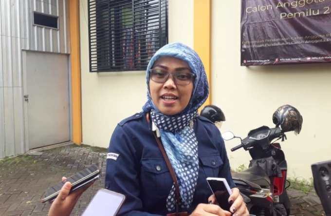 TUNGGU COKLIT: Ketua KPUD Kabupaten Malang Anis Suhartini. (Hanif/Radar Malang)