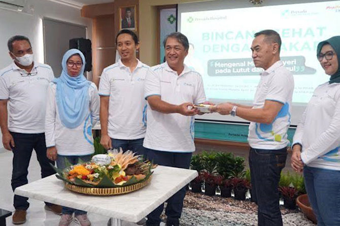 Perwakilan Direksi PT Persada Medika Raya Paul Agung Pangarso (dua dari kanan)  memberikan potongan tumpeng kepada Orthopedic Consultant klinik Dr dr Edi Mustamsir Sp OT (K) (empat dari kiri) saat persemian Hip & Knee Clinic, Sabtu (11/2).