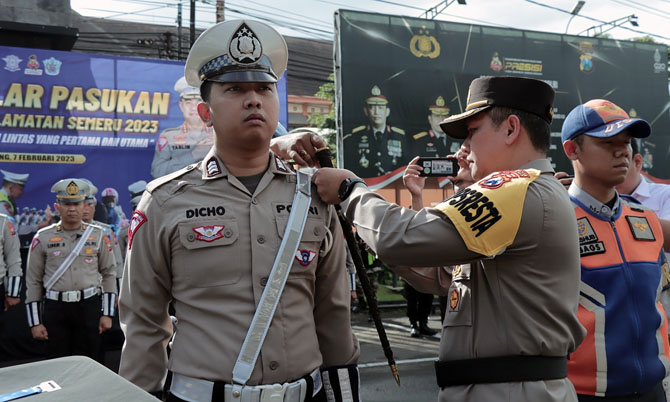 PASANG : Kapolresta Malang Kombes Pol Budi Hermanto memimpin upacara dimulainya Operasi Keselamatan Semeru 2023. (Polresta for Radar Malang)