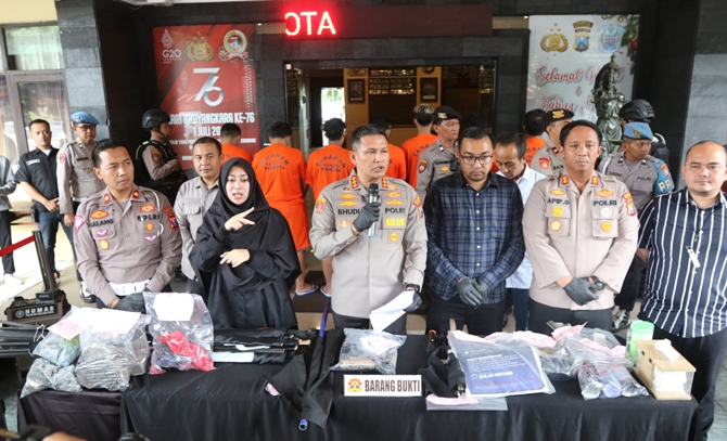 PERAN BERBEDA-BEDA: Polresta Malang Kota mengumumkan tujuh nama tersangka perusakan Kantor Arema FC, 31 Januari 2023.(Darmono/Radar Malang)