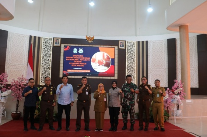 KOLABORASI : Kepala Cabang Dinas Pendidikan Wilayah Malang-Batu Dr Dra Ema Sumiarti MSi (lima dari kiri), Kepala Kejari Kota Malang Edy Winarko SH MH (empat kiri) bersama   perwakilan Polresta Malang Kota dan Dandim 0833 Kota Malang saat soft launching RR