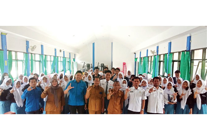 GENJOT KUALITAS : Kepala Sekolah Drs Heru Wahyudi MPd (tengah) bersama peserta Diklat Jurnalistik, Waka Kesiswaan dan Waka Humas SMAN 1 Malang beserta tim dari Jawa Pos Radar Malang sebelum acara berlangsung, kemarin (27/2). (foto Ist)