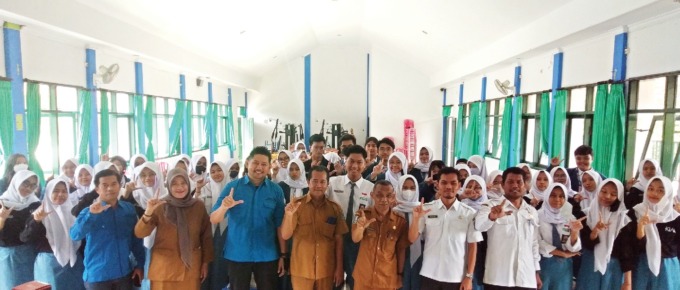GENJOT KUALITAS: Kepala SMAN 1 Malang Heru Wahyudi (tengah) bersama para guru, siswa, dan tim Jawa Pos Radar Malang sebelum Diklat Jurnalistik dilaksanakan kemarin.