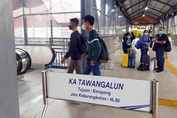 MASUK : Penumpang kereta api masuk ke peron menuju KA Tawangalun. (KAI for Radar Malang)