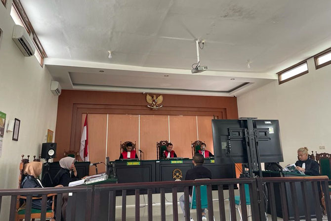 Sidang pemeriksaan saksi penggelapan rokok Gajah Baru di PN Pacitan. Pada sidang putusan 2 Februari lalu, terdakwa Ahmad bin Jumahar divonis empat tahun penjara. (Gajah Baru for Radar Malang)