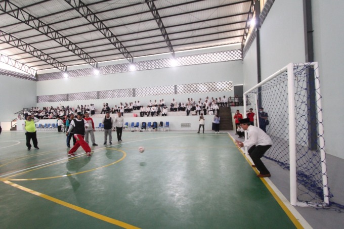 SIAP DIGUNAKAN: Rektor Unisma Prof Dr Maskuri MSi lakukan tendangan bola saat launching sport center dan ballroom baru, Rabu (22/2).