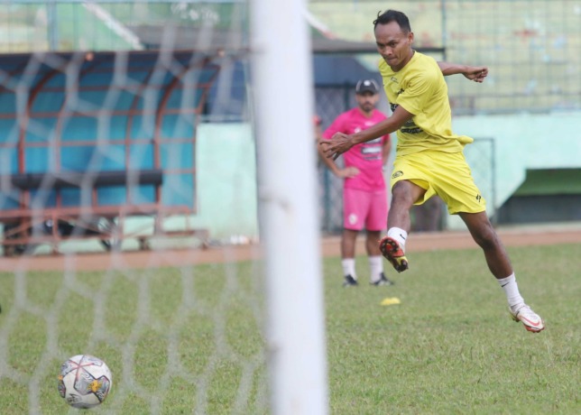 USUNG MOTIVASI TINGGI: Iman Budi Hernandi sudah bergabung dengan latihan Arema FC sejak awal Januari lalu. (Suharto / Radar Malang)