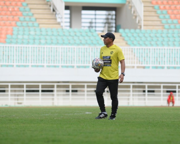 BAKAL DAMPINGI TIM: Putu Gede mulai memimpin latihan Arema FC di Jakarta, kemarin pagi (7/2/2023). (Media Officer Arema FC For Radar Malang)
