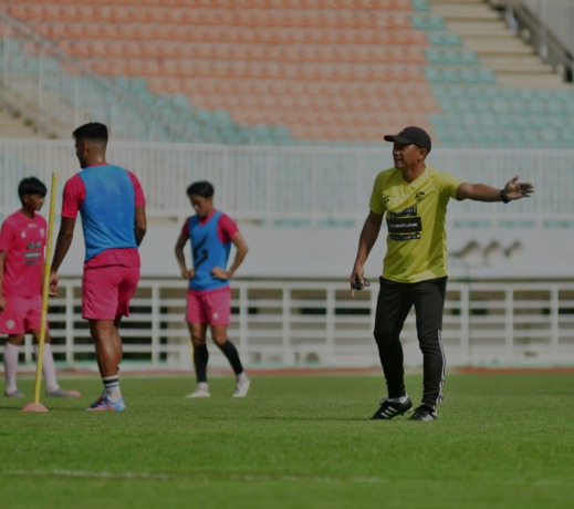 HARUS CEPAT ADAPTASI: I Putu Gede (kanan) mulai memimpin latihan Arema FC sejak Selasa lalu (7/2/2023). Setelah laga kemarin sore, dia akan memimpin Singo Edan melakoni empat pertandingan di bulan Februari. (Media Officer Arema FC For Radar Malang)