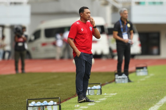 BERI WAKTU LIBUR: Pelatih Caretaker Arema FC I Putu Gede mengamati jalannya laga timnya kontra Rans Nusantara, Rabu lalu (8/2/2023). (Haritsah Almudatsir / Jawa Pos)