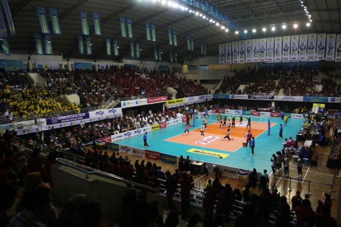 BATASI KUOTA: Animo tinggi warga untuk menyaksikan Proliga seri Malang langsung tersaji di hari pertama, kemarin (9/2/2023). Tercatat ada 4.200 tiket yang terjual. (Darmono / Radar Malang)