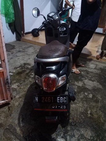 BARANG BUKTI: Motor Honda Scoopy yang dikendarai Dayana Anggun Palupi dan tersenggol truk BBM di Kromengan, Rabu petang (8/2). (SATLANTAS POLRES MALANG) 