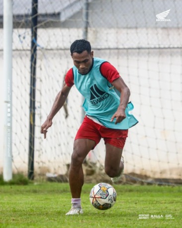 DIDENDA: Pemain belakang PSM Makassar Safrudin Tahar mendapat sanksi tambahan dari Komdis PSSI, Kamis lalu (9/2/2023). (Instagram PSM Makassar)