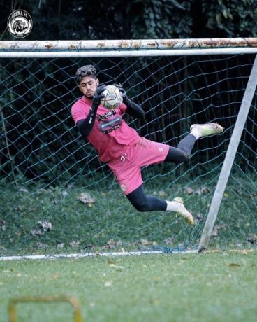 WAJIB BERBENAH: Adilson Maringa ambil bagian dalam latihan Singo Edan di Jakarta, beberapa hari lalu. Performanya di bawah mistar gawang perlu ditingkatkan. (Media Officer Arema FC For Radar Malang)