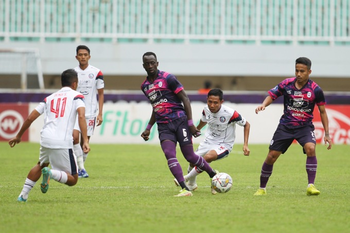 JAGA KONSENTRASI: Evan Dimas Darmono dan Dendi Santoso berupaya merebut bola yang dikuasai pemain Rans Nusantara, Rabu lalu (8/2/2023). Di laga nanti sore, lini pertahanan Singo Edan harus lebih solid lagi. (Haritsah Almudatsir / Jawa Pos)