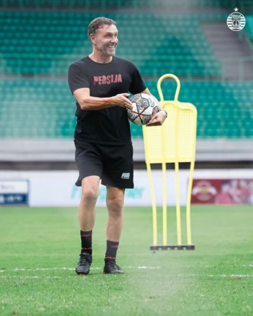RESPECT: Pelatih Kepala Persija Jakarta Thomas Doll berharap Aremania dan The Jak Mania bisa berbagi tribun lagi di kemudian hari. (Instagram Persija Jakarta)