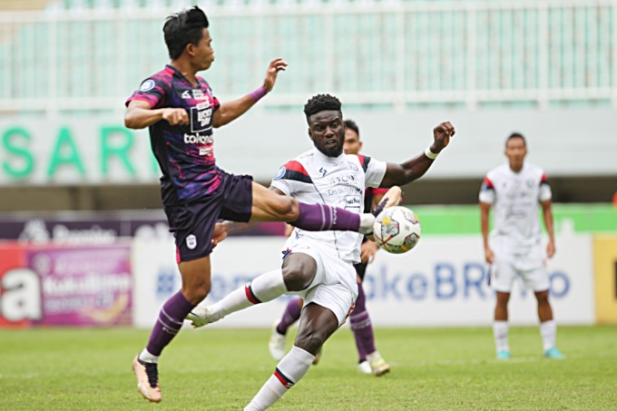 PERFORMA MENURUN?: Abel Camara (kanan) diturunkan sejak menit awal di laga Arema FC kontra Rans Nusantara, 8 Februari lalu. (Haritsah Almudatsir / Jawa Pos)