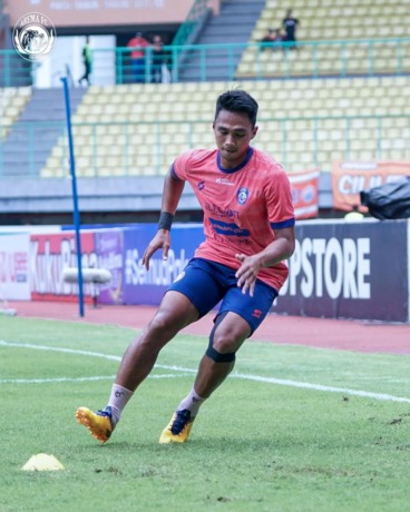 MENCARI PENGGANTI: Bagas Adi Nugroho dipastikan absen di laga kontra Madura United, 7 April nanti. Bagas harus menjalani hukuman akumulasi. Sedangkan, Sergio masih cedera. (Media Officer Arema FC For Radar Malang)