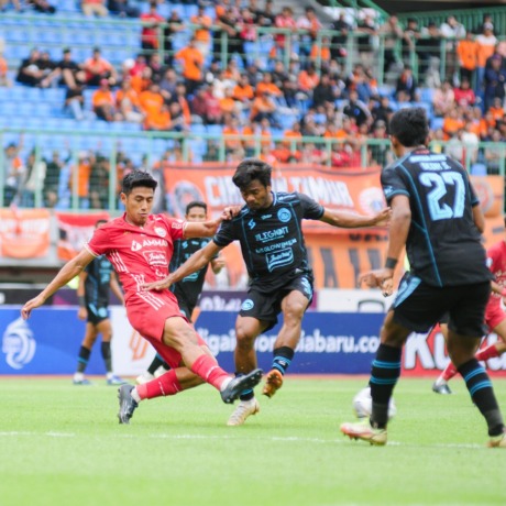 BERBENAH: Ilham Udin Armaiyn (tengah) dijaga ketat pemain Persija Jakarta Hanif Sjahbandi, 12 Februari lalu. Kekurangan dari laga itu terus dievaluasi tim pelatih Arema FC. (Media Officer Arema FC For Radar Malang)