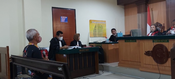 DICATUT: HRD PT Anugerah Citra Abadi (ACA) Suryadi memberikan kesaksian di hadapan majelis hakim Pengadilan Negeri Kepanjen. (BIYAN MUDZAKY HANINDITO / RADAR MALANG)