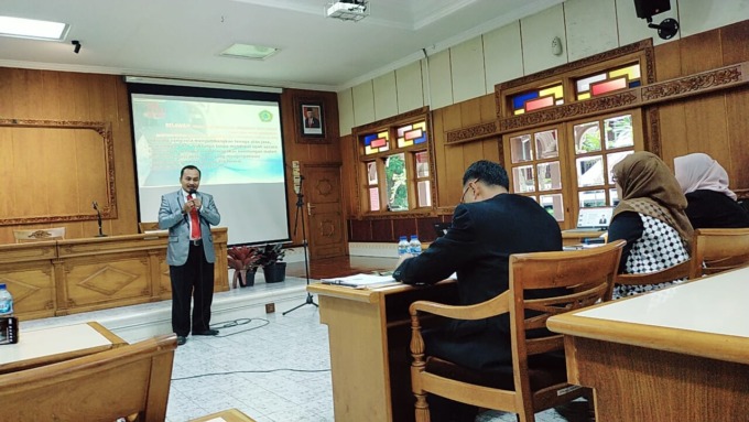 Ruwiyanto saat memaparkan hasil penelitian Tesisnya  di hadapan Dosen Penguji secara Terbuka di  Gedung H STIE Malangkucecwara Malang, Kamis (16/2/2023).