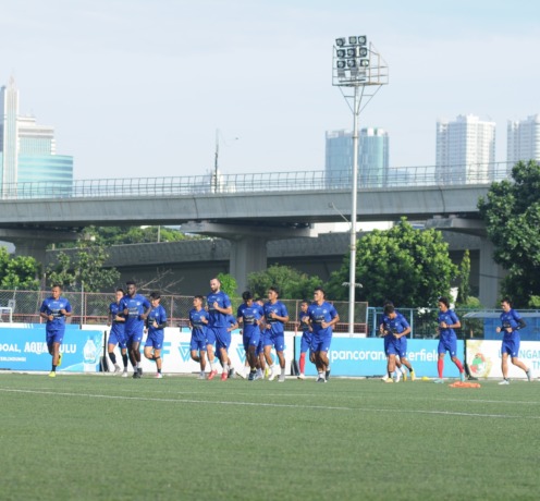 SUDAH URUS IZIN: Penggawa-penggawa Arema FC memilih bertahan dan melakukan persiapan di Jakarta sejak Rabu lalu (15/2/2023). Besok (18/2/2023), Singo Edan bakal bermain di Stadion PTIK lagi. (Media Officer Arema FC For Radar Malang)