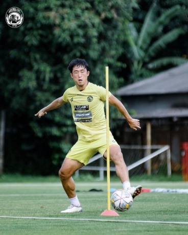 TAMBAH KEKUATAN: Renshi Yamaguchi dipastikan bisa bermain di laga nanti sore. Sebelumnya dia terpaksa absen karena terkena akumulasi kartu kuning. (Media Officer Arema FC For Radar Malang)
