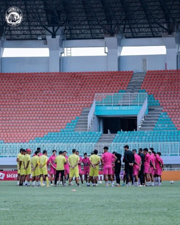 TUNGGU KEPASTIAN: Skuad Arema FC bersiap menjalani laga kontra Rans Nusantara di Stadion Pakansari, Bogor, beberapa waktu lalu. Pertandingan melawan Persib Bandung besok (23/2/2023), bisa digelar di sana. (Media Officer Arema FC For Radar Malang)