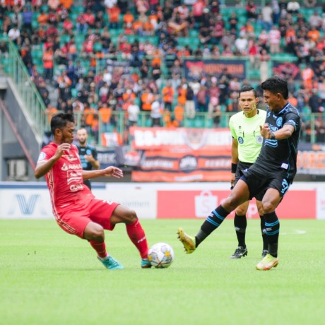 MENANTI GOL: Dedik Setiawan (kanan) turun di laga kontra Persija Jakarta, 12 Februari 2023 lalu. Ketajaman dia dan Abel Camara bakal diandalkan Singo Edan saat bersua Persib Bandung, besok (23/2/2023). (Media Officer Arema FC For Radar Malang)