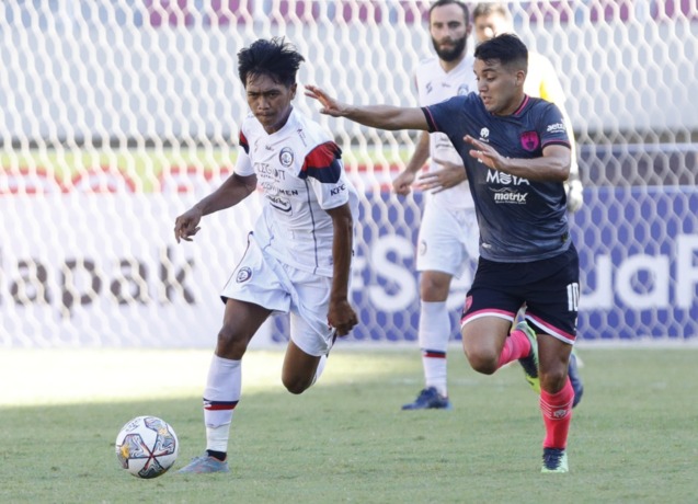 OPTIMISTIS: Jayus Hariono (kiri) menjaga bola dari sergapan penggawa Persita Tangerang Ezequiel Vidal, beberapa waktu lalu. Nanti sore, Arema FC bakal bertemu lawan tangguh, Persib Bandung.  (Angger Bondan / Jawa Pos)