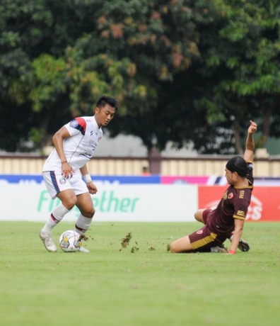 PUNYA PERAN PENTING: Rizky Dwi Febrianto (kiri) mulai mendapat kepercayaan dari pelatihnya untuk mengisi starting eleven Arema FC. (Media Officer Arema FC For Radar Malang)